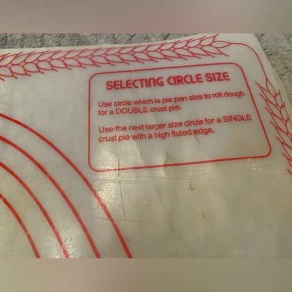 22x18 Vintage Tupperware dough/pastry rolling mat. Get perfect even sizes. 1977 - Picture 6 of 9